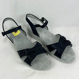 Comfort by Rockport leather sandal with suede footbed. 9.5